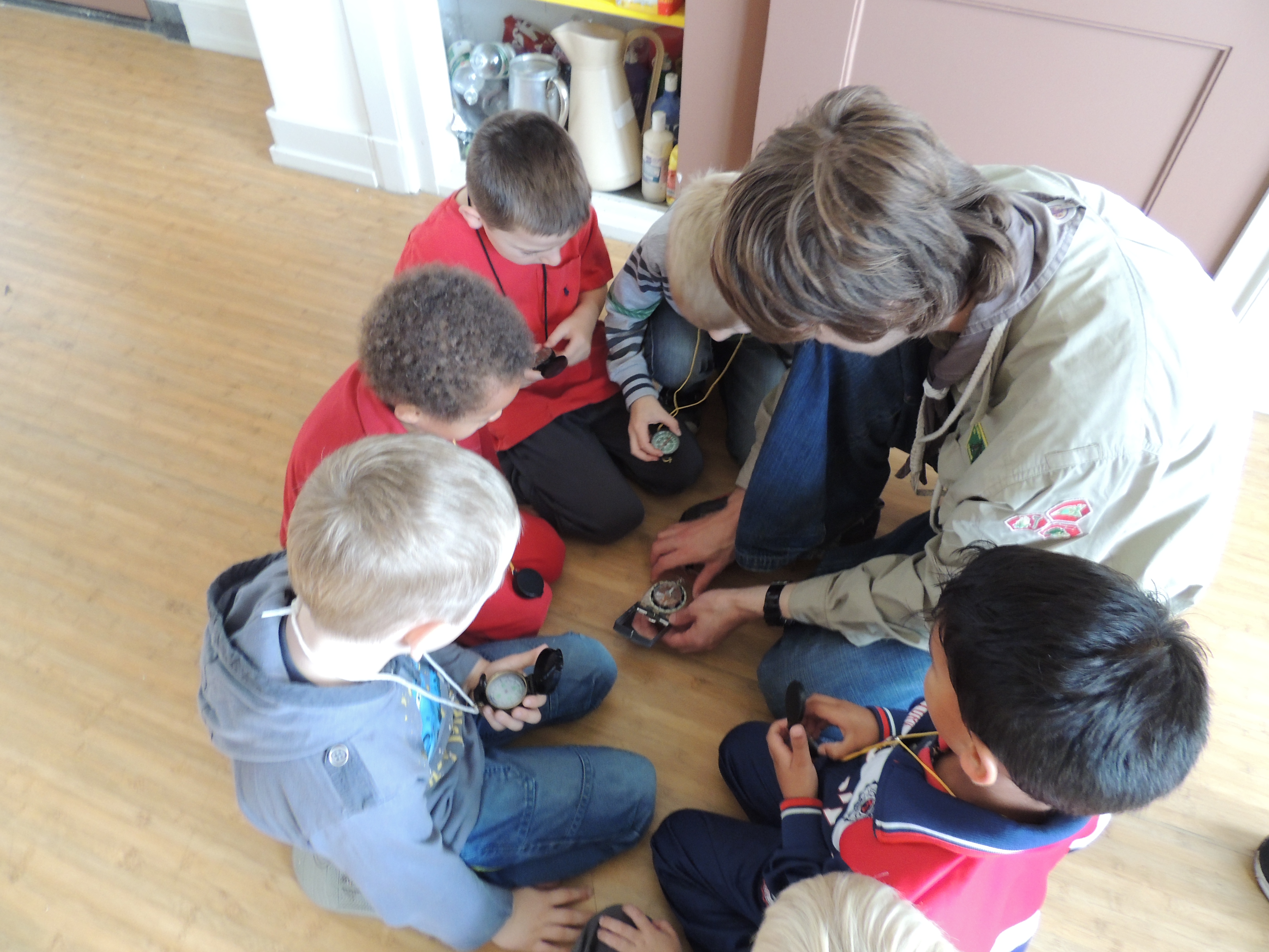 oudere scouts helpen de jongste over de hindernis